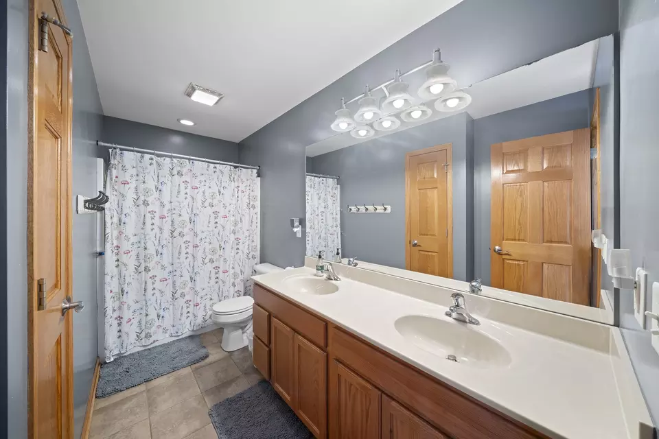 Bath - 309 Kurt Ln, Kirkland, IL 60146 photo 5 of 6