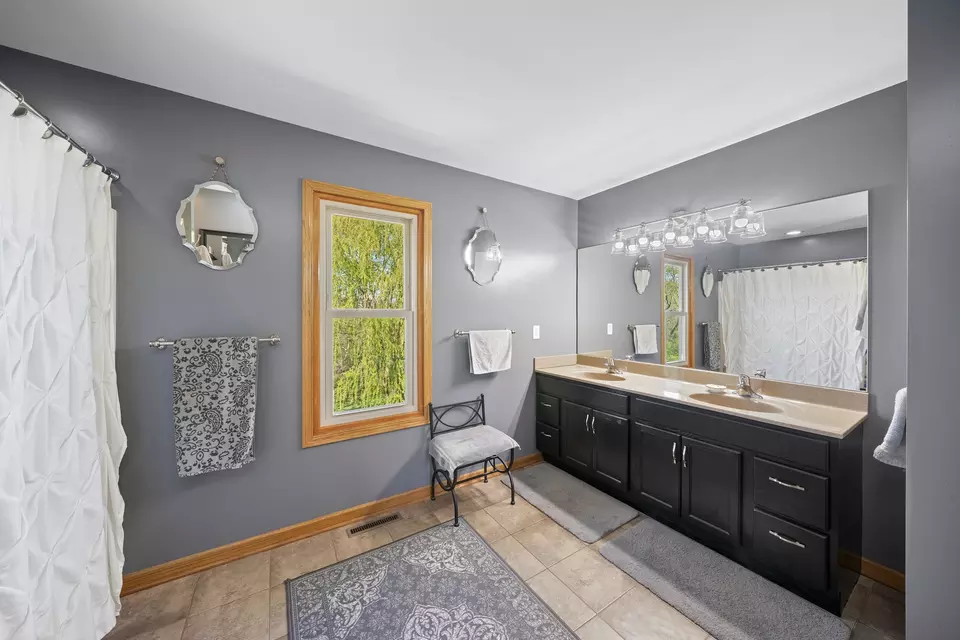 Bath - 309 Kurt Ln, Kirkland, IL 60146 photo 4 of 6