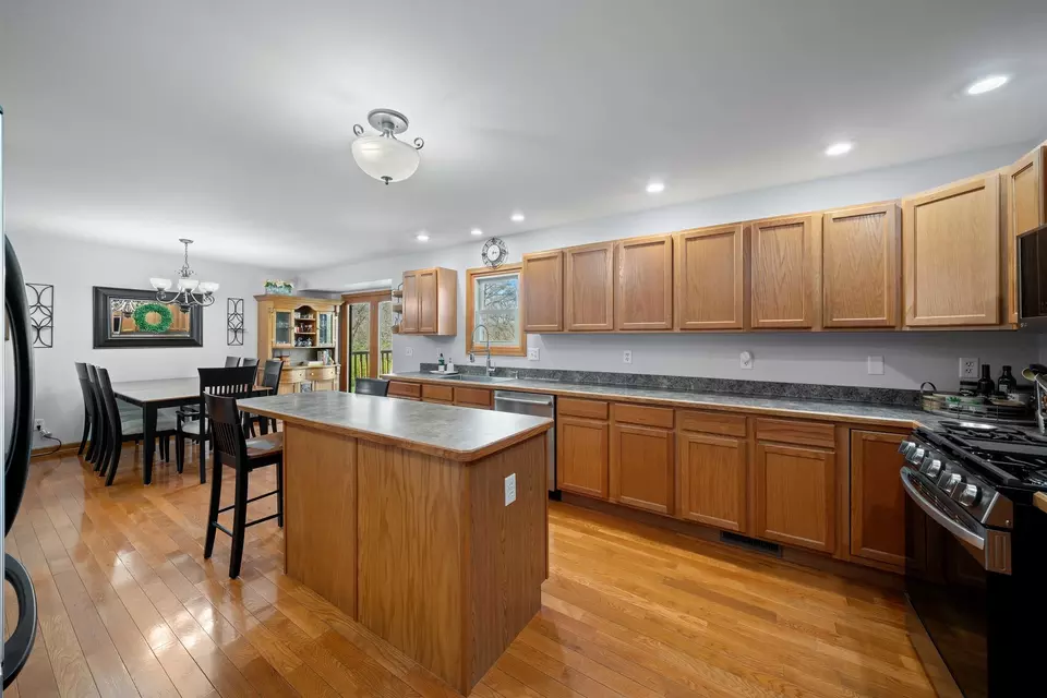 Kitchen - 309 Kurt Ln, Kirkland, IL 60146 photo 4 of 5