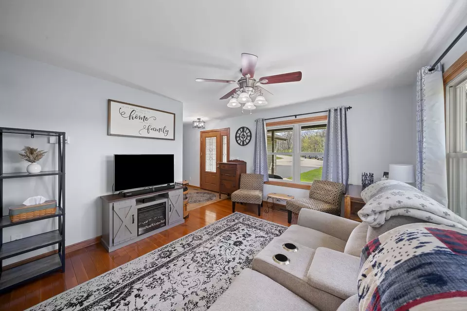 Living - 309 Kurt Ln, Kirkland, IL 60146 photo 3 of 7