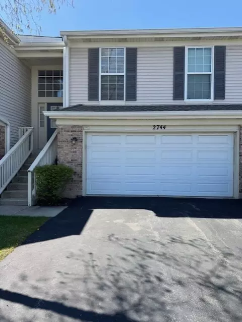 2744 S Embers Ln, Arlington Heights, IL 60005