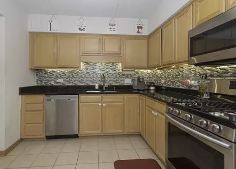 Kitchen - 750 Pearson St #611, Des Plaines, IL 60016 photo 1 of 5