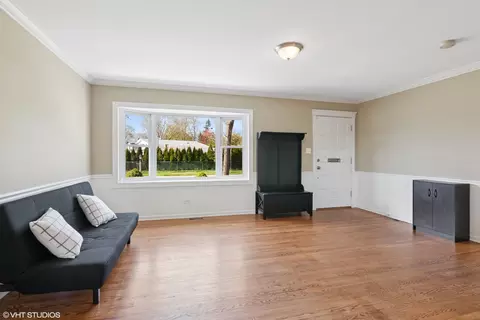 Living - 167 Glendale St, Wheeling, IL 60090 photo 2 of 5