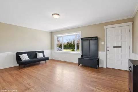 Living - 167 Glendale St, Wheeling, IL 60090 photo 3 of 5