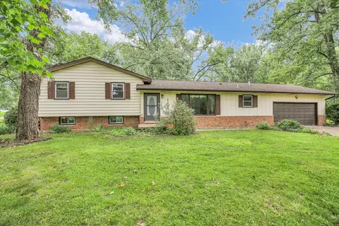 1106 Riverside Ct, Mahomet, IL 61853