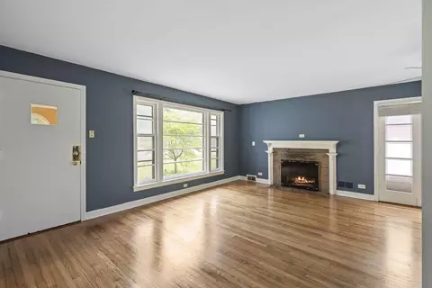Living - 971 S Wolf Rd, Des Plaines, IL 60016 photo 2 of 3