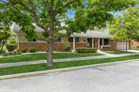 221 Huntington Ct, La Grange Park, IL 60526