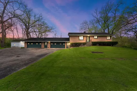 35 W473 Blackhawk Dr, South Elgin, IL 60177