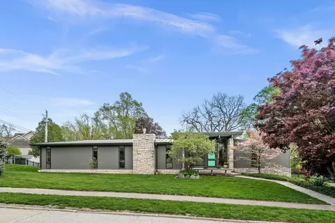 221 Parkview Dr, Bloomington, IL 61701