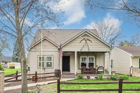 3010 Mary Ln, Mchenry, IL 60051