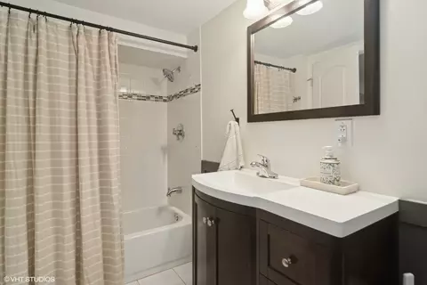 Bath - 312 Hatlen Ave, Mount Prospect, IL 60056 photo 2 of 2