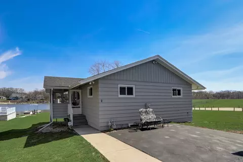 2 Holiday Dr, Lake Holiday, IL 60552