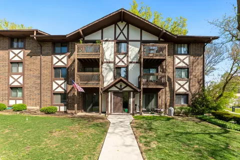 510 Taylor Ave #A, Glen Ellyn, IL 60137