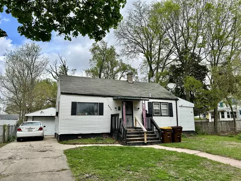 2015 Chestnut St, Rockford, IL 61102