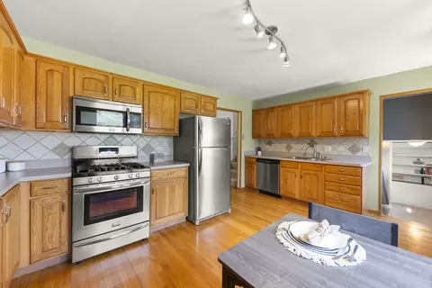 Kitchen - 1500 E Lowden Ave, Wheaton, IL 60189 photo 3 of 4