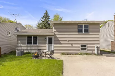 Exterior - 1500 E Lowden Ave, Wheaton, IL 60189 photo 3 of 6