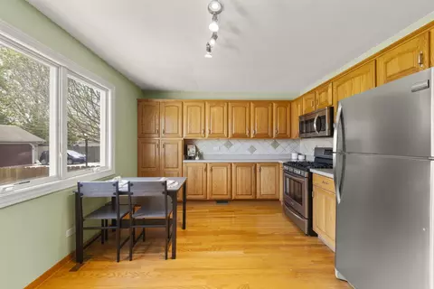 Kitchen - 1500 E Lowden Ave, Wheaton, IL 60189 photo 2 of 4