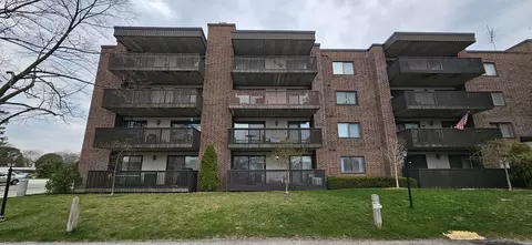 920 Vose Dr #611, Gurnee, IL 60031