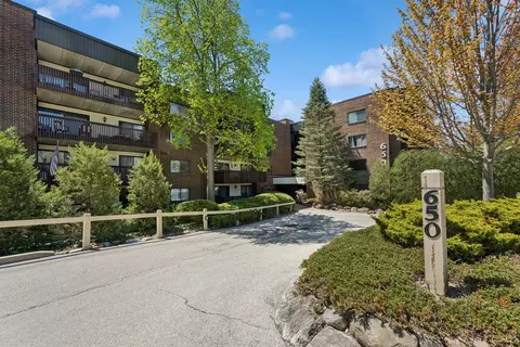 650 Whitney Ct #410, Gurnee, IL 60031
