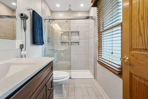 Bath - 107 W Theodore Ln, Itasca, IL 60143 photo 3 of 4