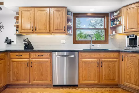 Kitchen - 107 W Theodore Ln, Itasca, IL 60143 photo 2 of 4