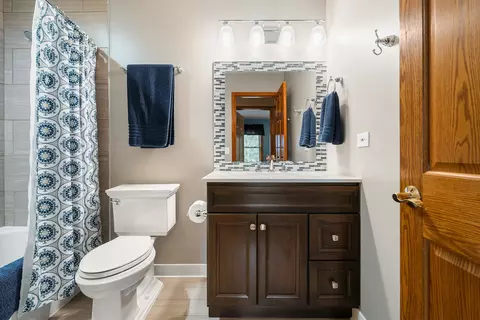 Bath - 107 W Theodore Ln, Itasca, IL 60143 photo 1 of 4
