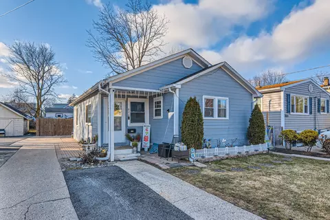928 Pine St, Waukegan, IL 60085