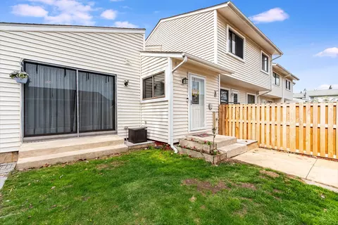 10 Wake Robin Ct, Woodridge, IL 60517