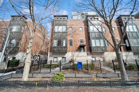 450 W Superior St, Chicago, IL 60610