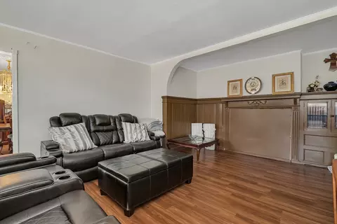 Living - 401 7th St, Mazon, IL 60444 photo 2 of 3