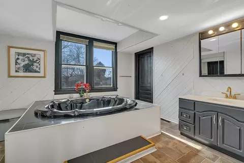 Bath - 401 7th St, Mazon, IL 60444 photo 2 of 3
