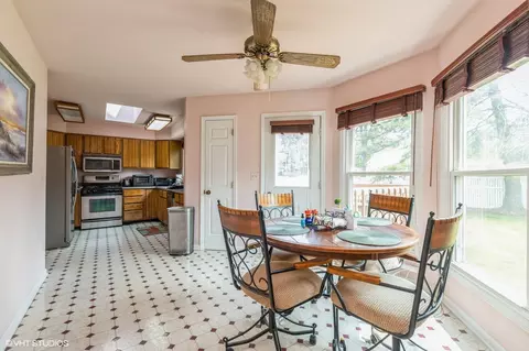 Kitchen - 325 Olin Ct, Algonquin, IL 60102 photo 1 of 2