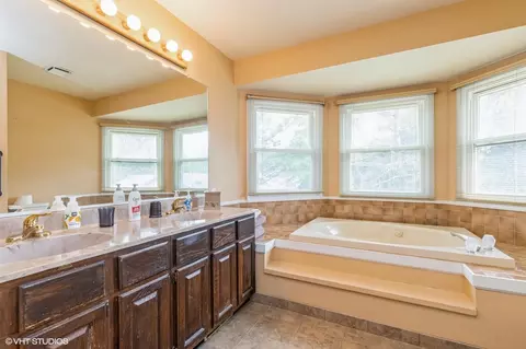 Bath - 325 Olin Ct, Algonquin, IL 60102 photo 2 of 2