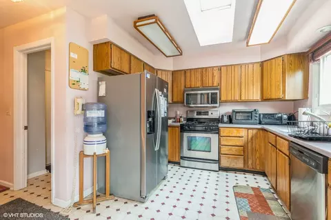 Kitchen - 325 Olin Ct, Algonquin, IL 60102 photo 2 of 2