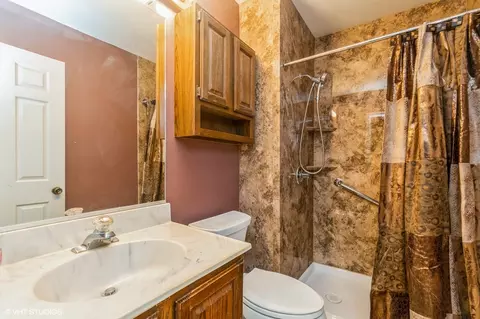 Bath - 325 Olin Ct, Algonquin, IL 60102 photo 1 of 2