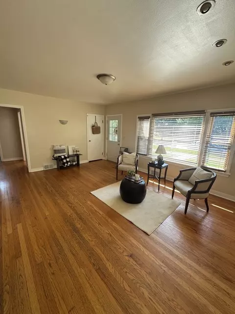 Living - 434 Ingleside Ave, Aurora, IL 60506 photo 2 of 2