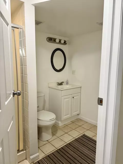 Bath - 434 Ingleside Ave, Aurora, IL 60506 photo 2 of 3
