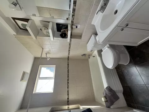 Bath - 434 Ingleside Ave, Aurora, IL 60506 photo 1 of 3