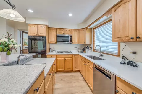 Kitchen - 1716 N Beech Rd, Mount Prospect, IL 60056 photo 3 of 5