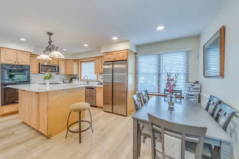 Kitchen - 1716 N Beech Rd, Mount Prospect, IL 60056 photo 4 of 5
