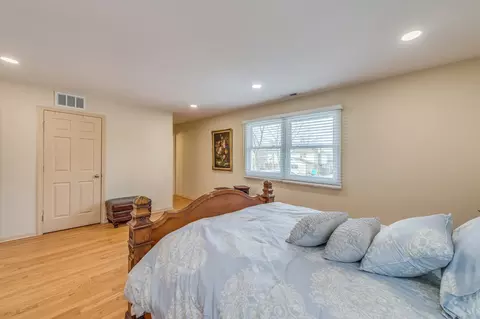 Bedroom - 1716 N Beech Rd, Mount Prospect, IL 60056 photo 2 of 5