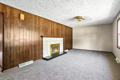 Living - 305 Illini Dr, Minooka, IL 60447 photo 5 of 6