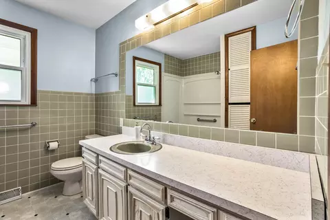 Bath - 305 Illini Dr, Minooka, IL 60447 photo 2 of 3