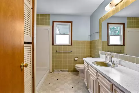 Bath - 305 Illini Dr, Minooka, IL 60447 photo 1 of 3