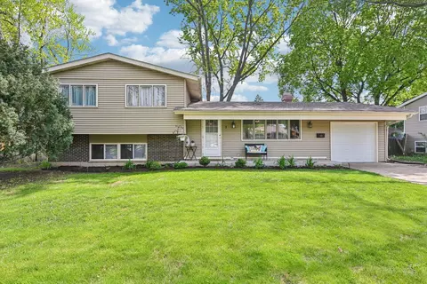 1 Surrey Ln, Crystal Lake, IL 60014