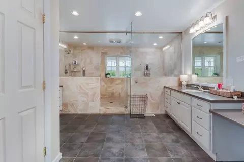 Bath - 589 E 1900 E County Rd, Secor, IL 61771 photo 1 of 5