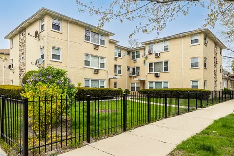 5700 W Montrose Ave #2D, Chicago, IL 60634