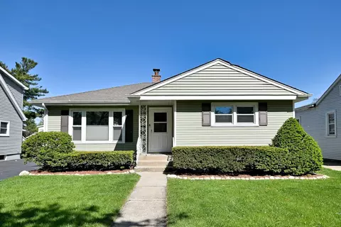 37 N Wisconsin Ave, Villa Park, IL 60181