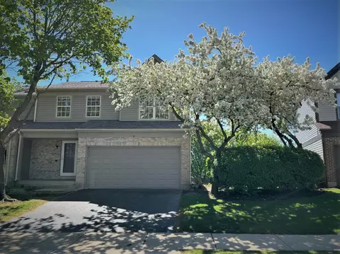 8 Oxford Ct, Algonquin, IL 60102