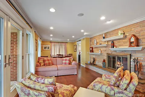 Living - 714 S Riverside Dr, Mchenry, IL 60050 photo 3 of 5